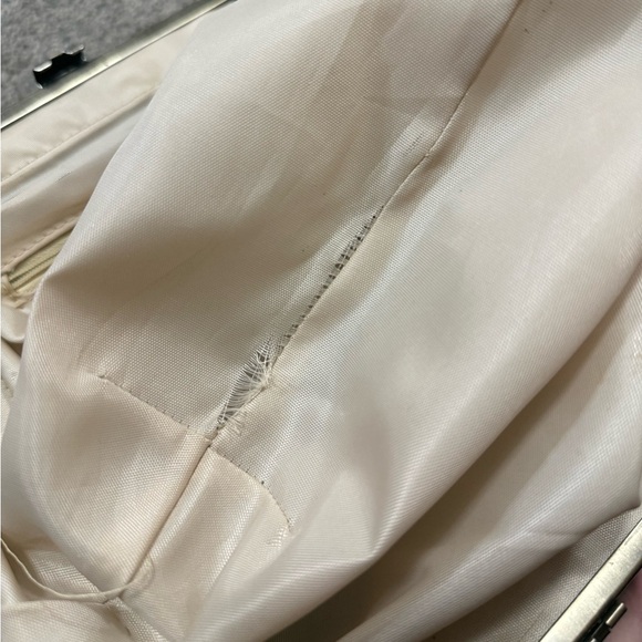 Unique Vintage Chic Floral Embroidered Handbag with Metal Frame - Picture 8 of 8